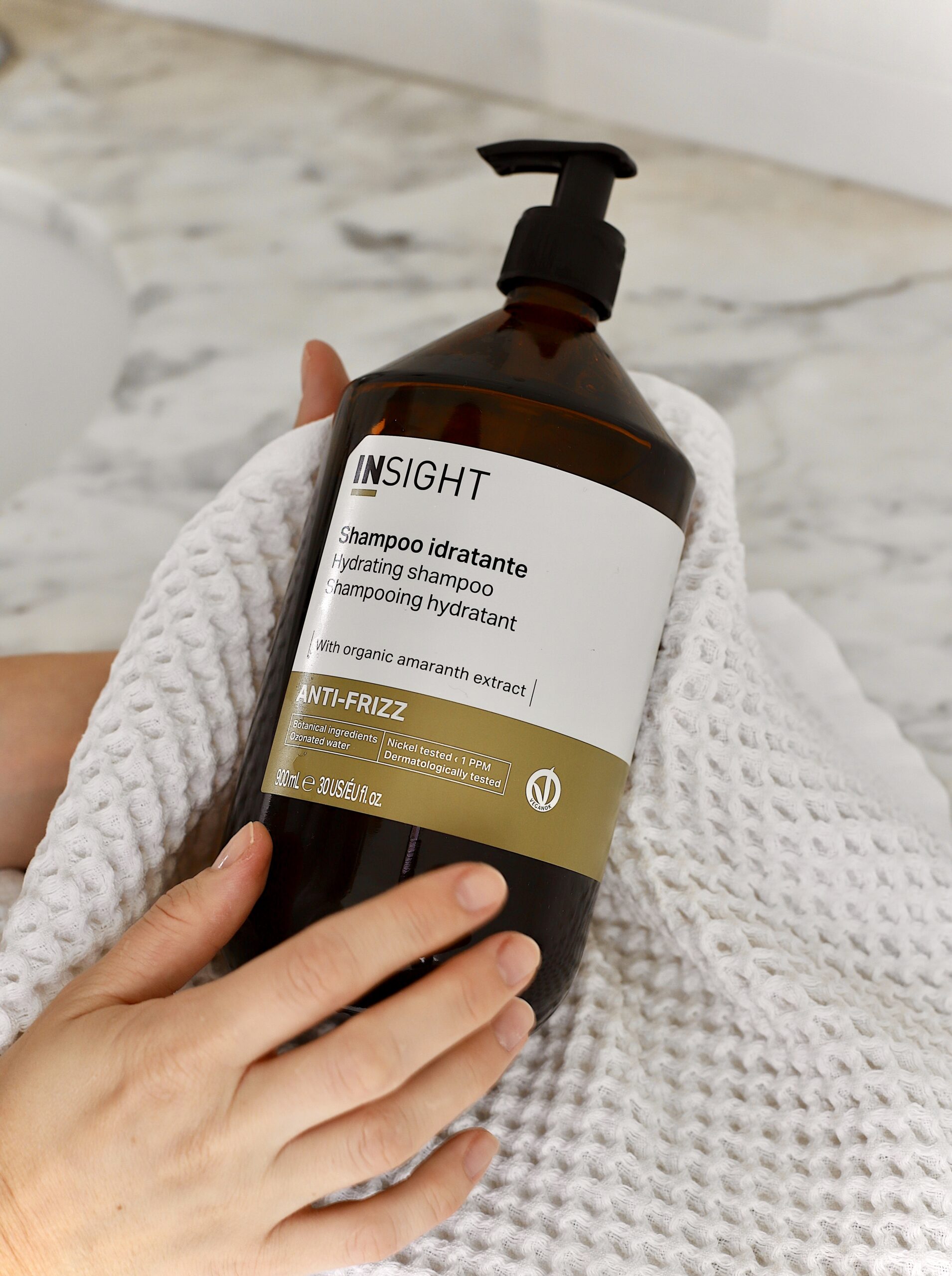 Szampon zapobiegający puszeniu się włosów Anti-frizz 900ml INSIGHT